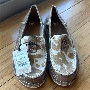 Ariat Tan and White Hair On Cruisers